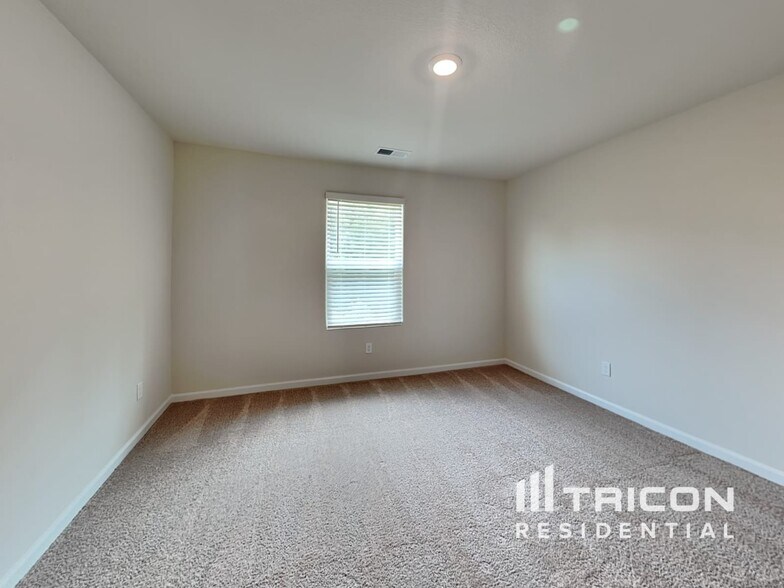 Building Photo - 2124 Southlea Dr
