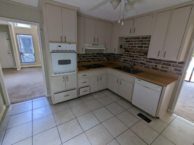 Building Photo - 2983 Bay Shore Dr