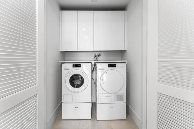 Building Photo - 220 Lake Shore Dr