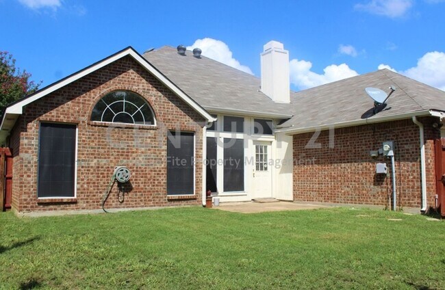 Building Photo - Well-Maintained 4/2/2 with 2 Living and 2 ...