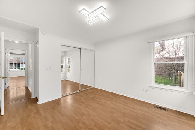 Building Photo - 533 Lyon Dr