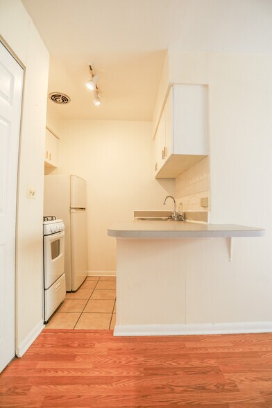 Building Photo - 625 W Cornelia Ave