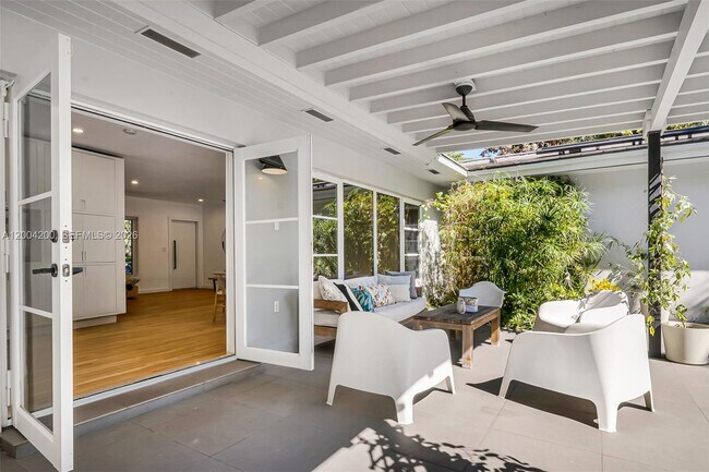 Building Photo - 1010 Placetas Ave