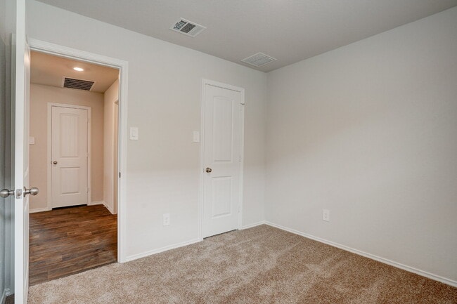 Building Photo - "Charming 3-Bedroom Oasis on Roanwood Drive with 2 Full Baths – Your Spacious Retreat Awaits in S...