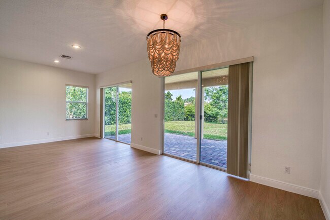 Building Photo - 172 Manor Cir