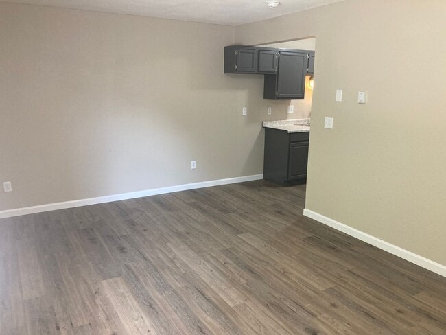 Building Photo - 1 Bed/1Bath Newly Remodeled Apartment Osag...