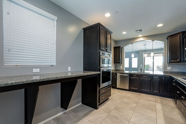 Building Photo - Move In Ready! Three Bedrooms - Beautiful ...