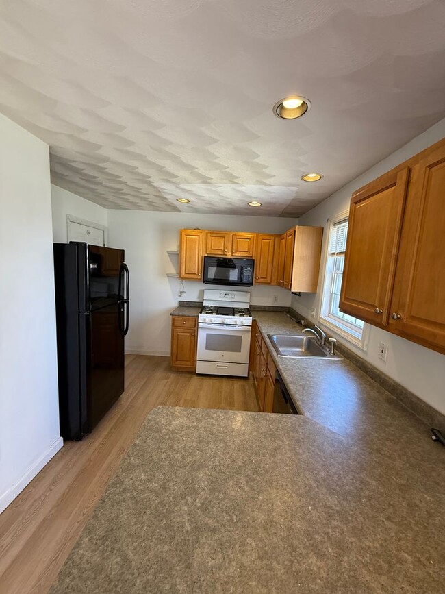 Building Photo - spacious three-bedroom townhouse!