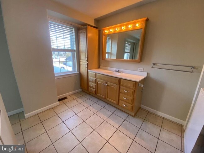 Building Photo - 238 E 6th Ave