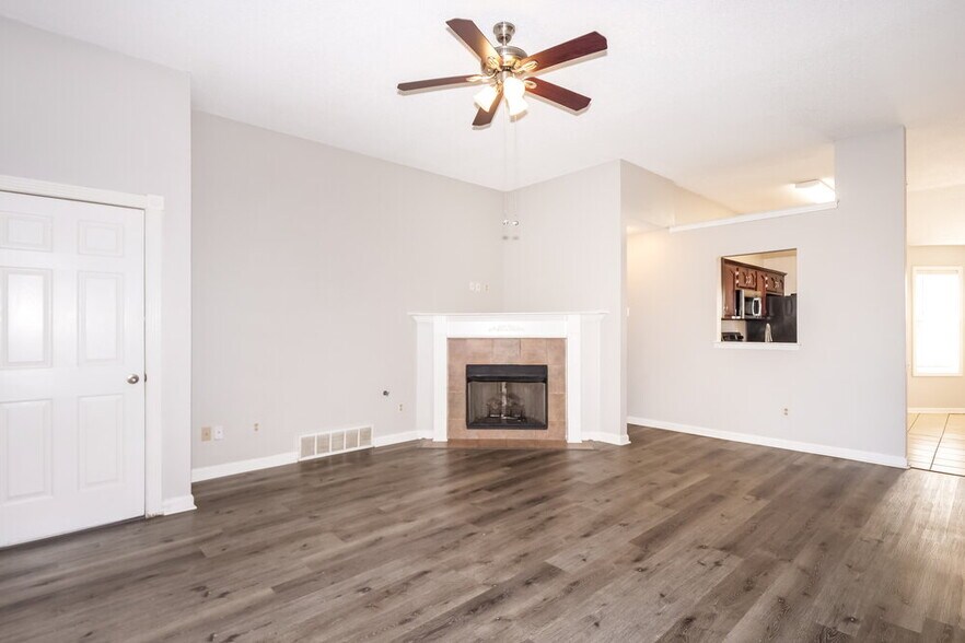 Building Photo - 8445 Clubview Dr