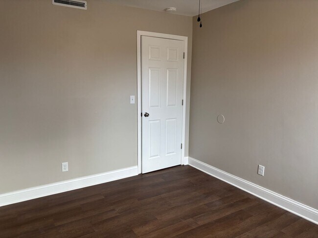 Building Photo - Beautifully Remodeled 3 Bed 1 Bath House