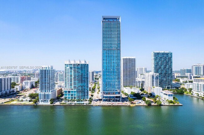 Building Photo - 700 NE 26th Terrace