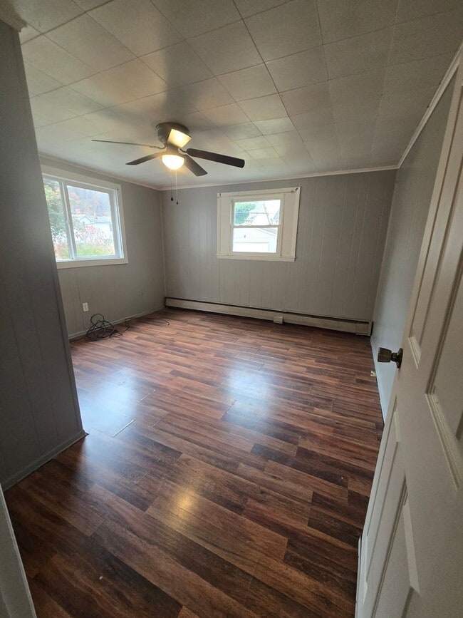 Building Photo - Large 3br house!