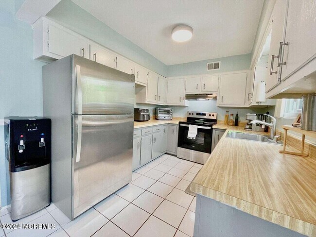 Building Photo - 562 Clubhouse Dr