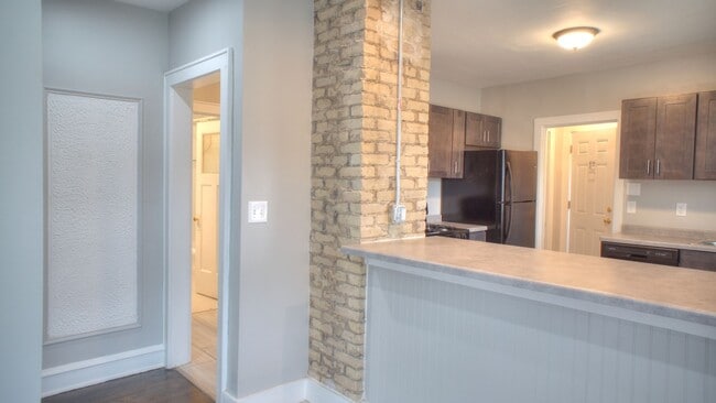 Building Photo - Murray Upper Flat