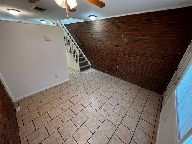 Building Photo - 171 Hutton St