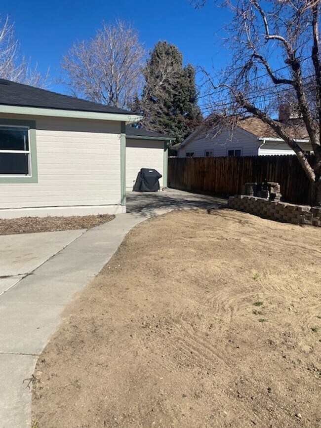 Building Photo - Sweet 4 bd, 2 bath, 2+car garage near MidTown