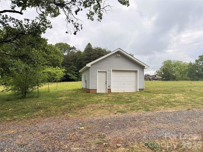 Building Photo - 2590 Otis Dellinger Rd