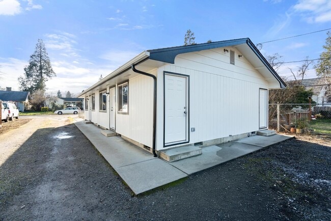 Building Photo - 1028 W 11th St