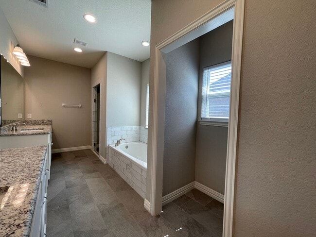 Building Photo - AVAILABLE NOW 3 BEDROOM 2 BATH WITH OFFICE...