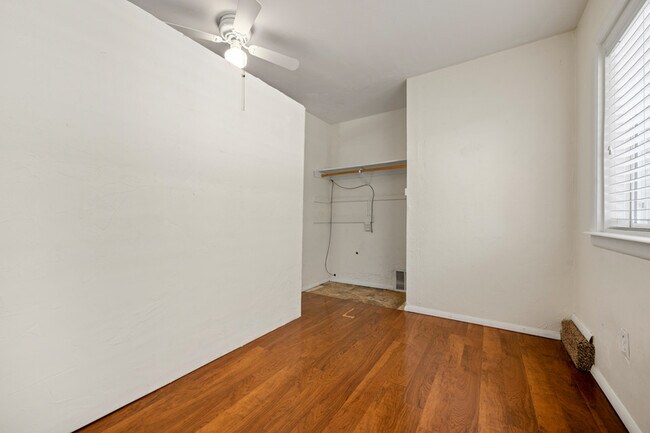 Building Photo - 2140 Robin Dr
