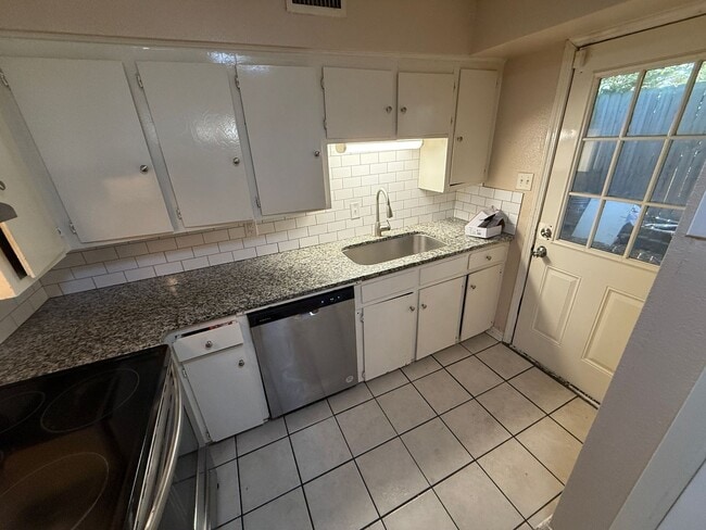 Building Photo - Two-story 2-bed/1.5 bath!