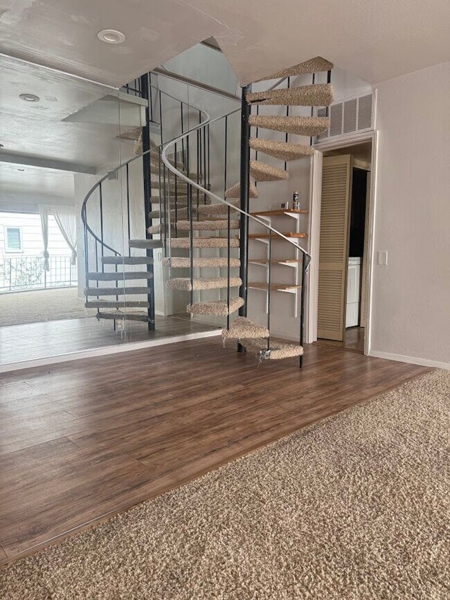 Building Photo - San Pedro Square - West Campus - Townhome - Old School Luxery - W/D - Fireplace - Updated Kitchen...