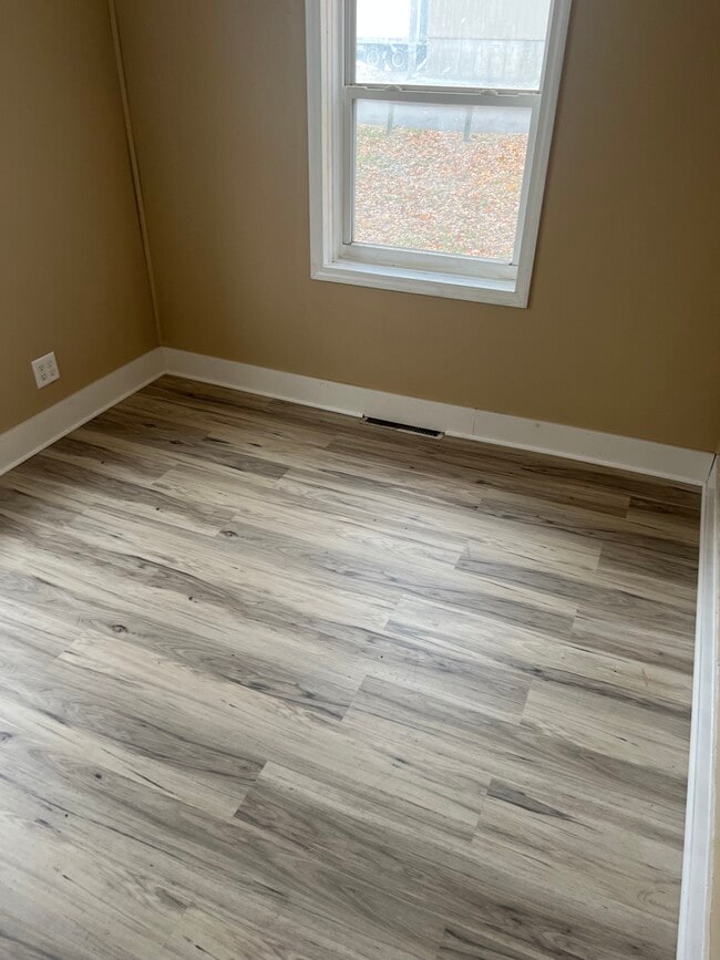 Building Photo - 604 E Oak St