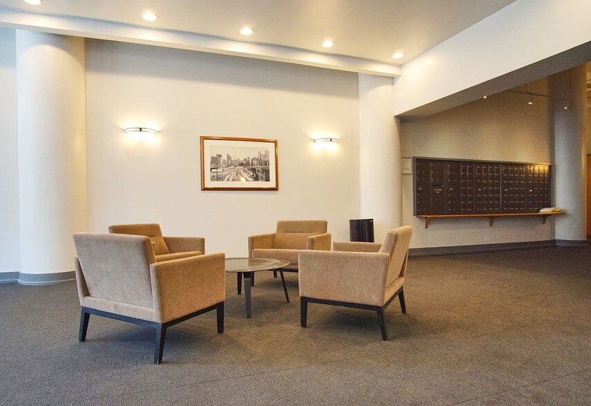Lobby - 801 S Wells St
