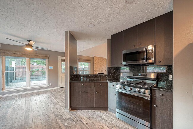 Building Photo - 2122 Courtshire Ln