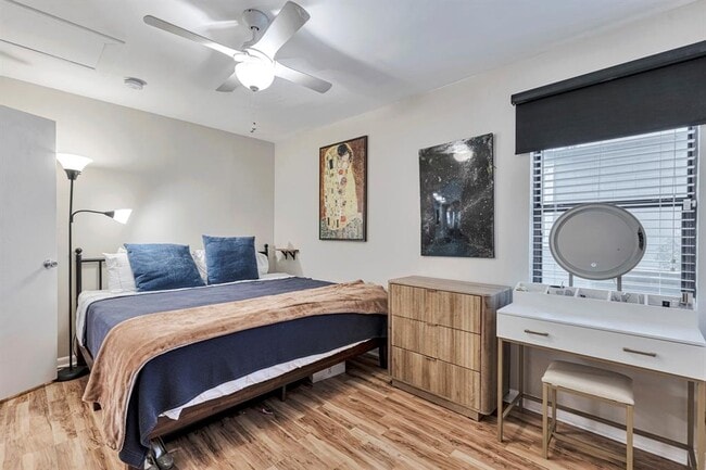 Building Photo - 1715 W St Johns Ave