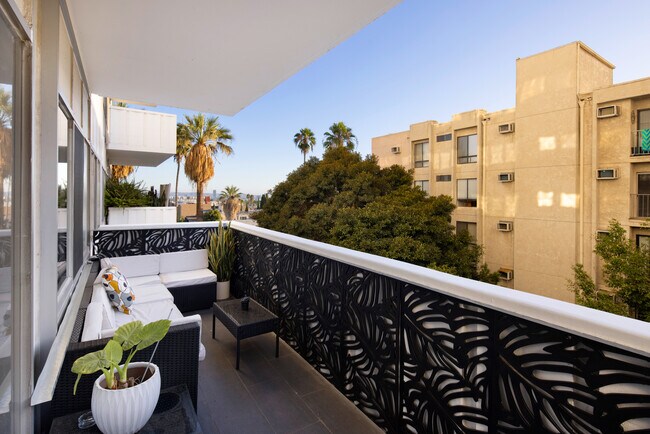 Building Photo - 7135 Hollywood Blvd