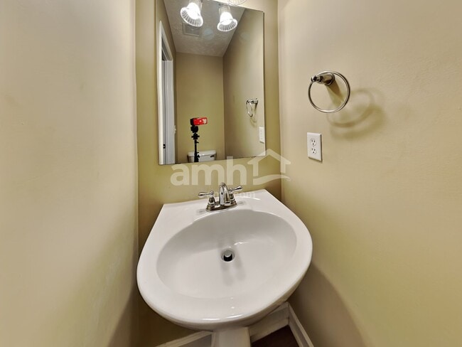 Building Photo - 3404 Bent Wood Cv