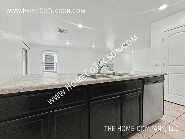 Building Photo - 955 W Calle Ronda