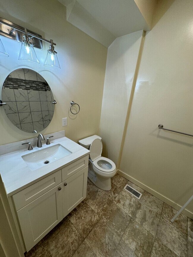 Building Photo - Quiet Forested 2 Bedroom Unit