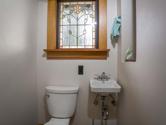 Building Photo - Beautiful NE Home Ready for Rent