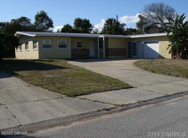 Building Photo - 2537 Coral Way W