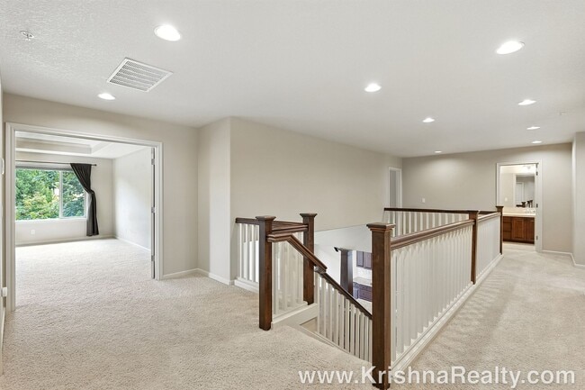 Building Photo - Gorgeous 6 BD* 3 BA* Single Family Home Located In Charming Arbor Meadows In Portland! **Minutes ...