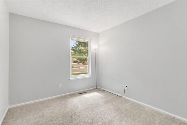 Building Photo - Charming 3 beds 2 baths in Centennial! Own...