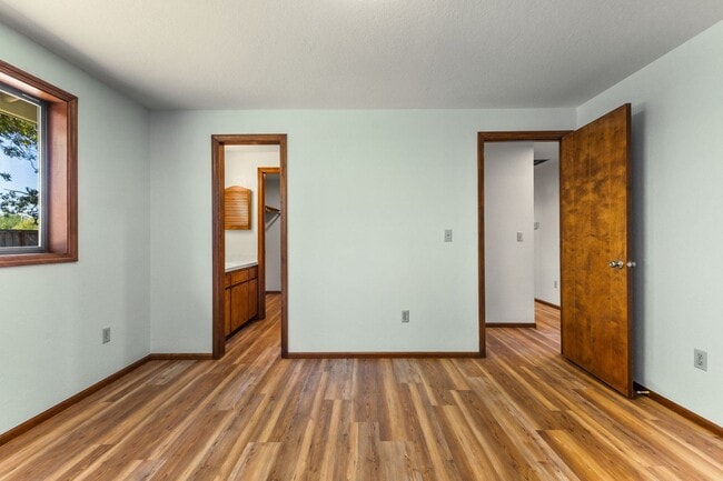 Building Photo - Ideally Located Close to It All — A Cozy Cul-de-Sac Home with Fireplace, Modern Updates & a Fence...