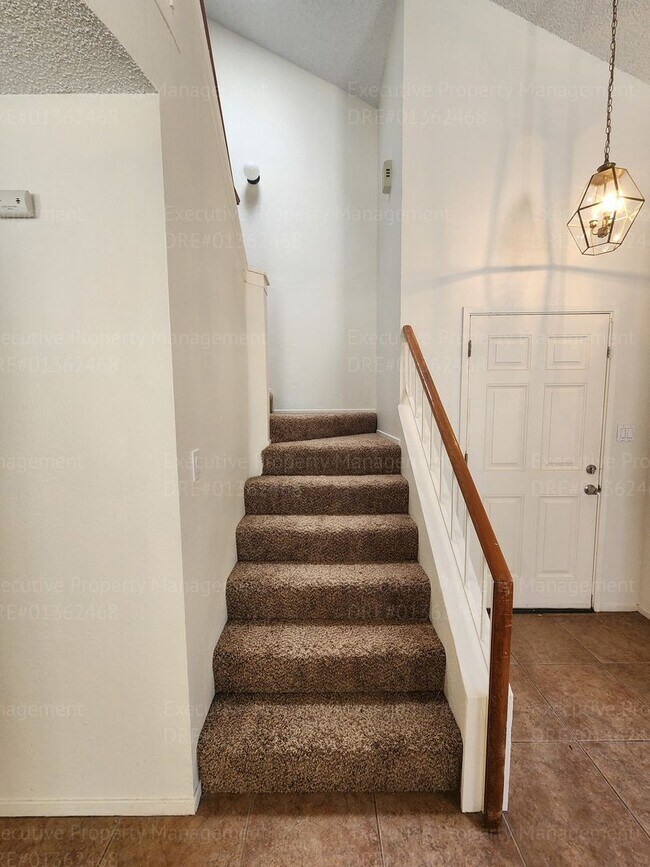 Building Photo - 3 bedroom/ 2.5 bathroom