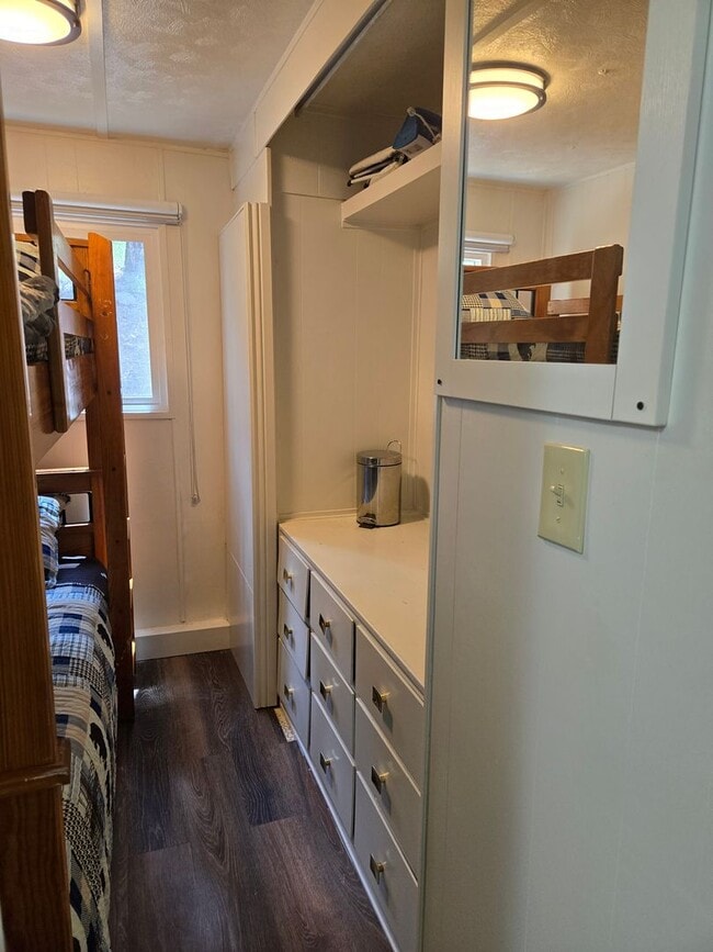 Building Photo - Great Two Bedroom Close To Midtown