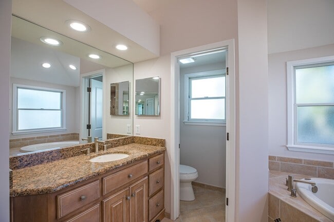 Building Photo - Renovated Beach House