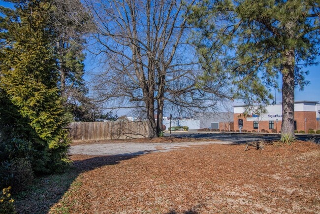 Building Photo - Located Near Regency Mall- A MUST See!