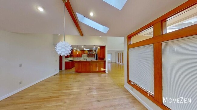 Building Photo - 2323 Ridgefield Dr