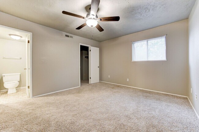Building Photo - Cute Townhouse in the Heart of Norman, just minutes from OU!