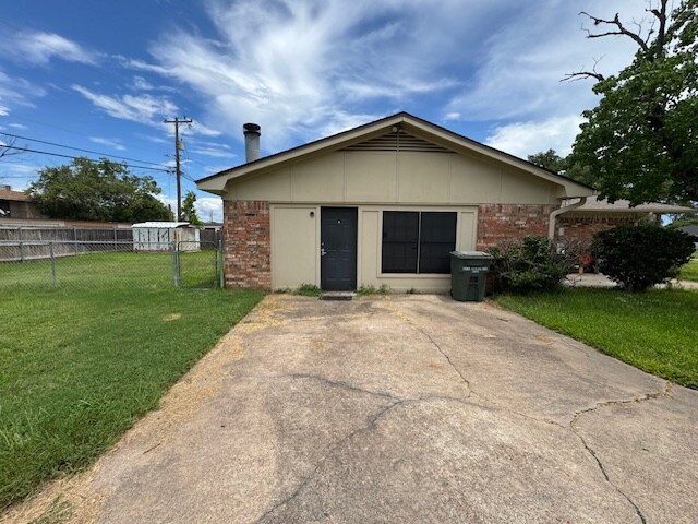 Building Photo - 3809 Spring Holw