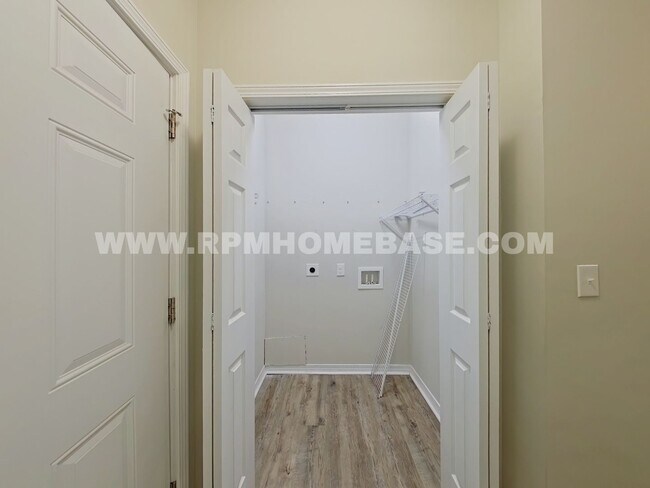 Building Photo - 498 Lakeview St