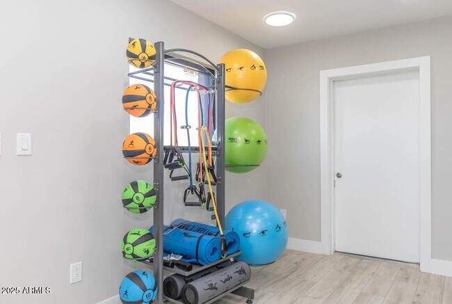 Building Photo - 2936 E Indian School Rd