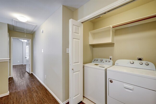 Building Photo - 117 N Villa Oaks Dr